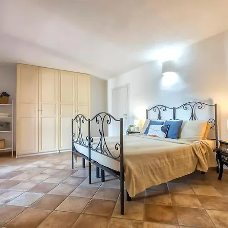 Con Piscina E Giardino *