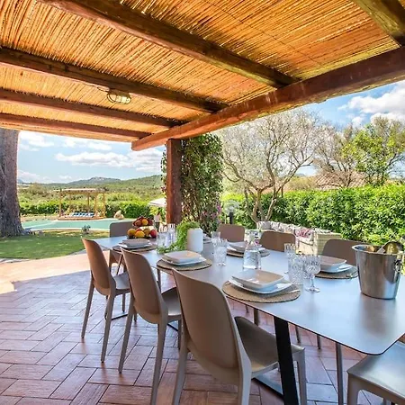Con Piscina E Giardino